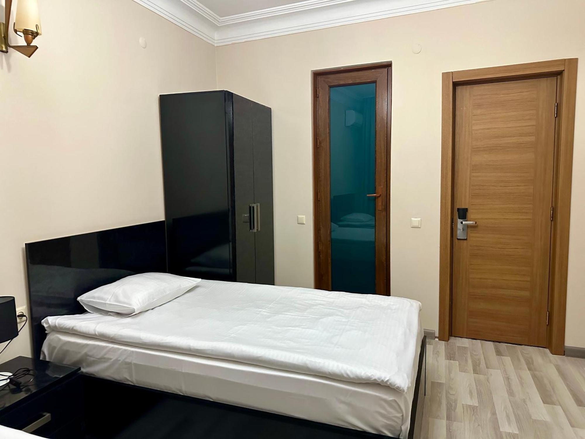 Hotel Tsereteli Batoemi Buitenkant foto