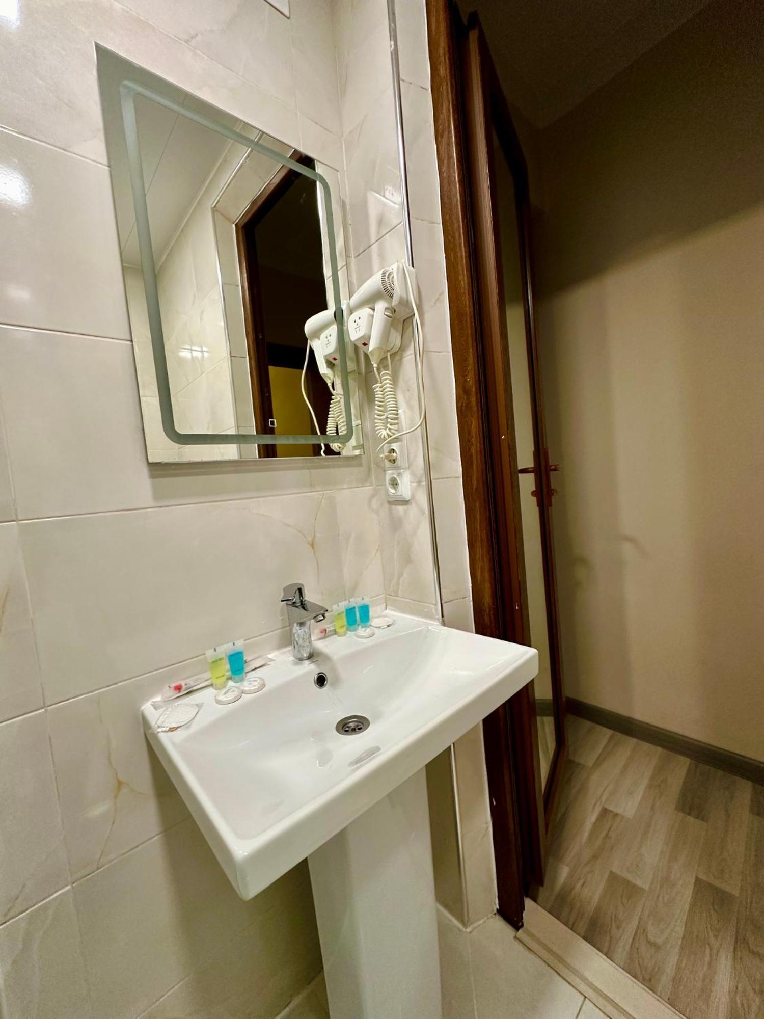 Hotel Tsereteli Batoemi Buitenkant foto
