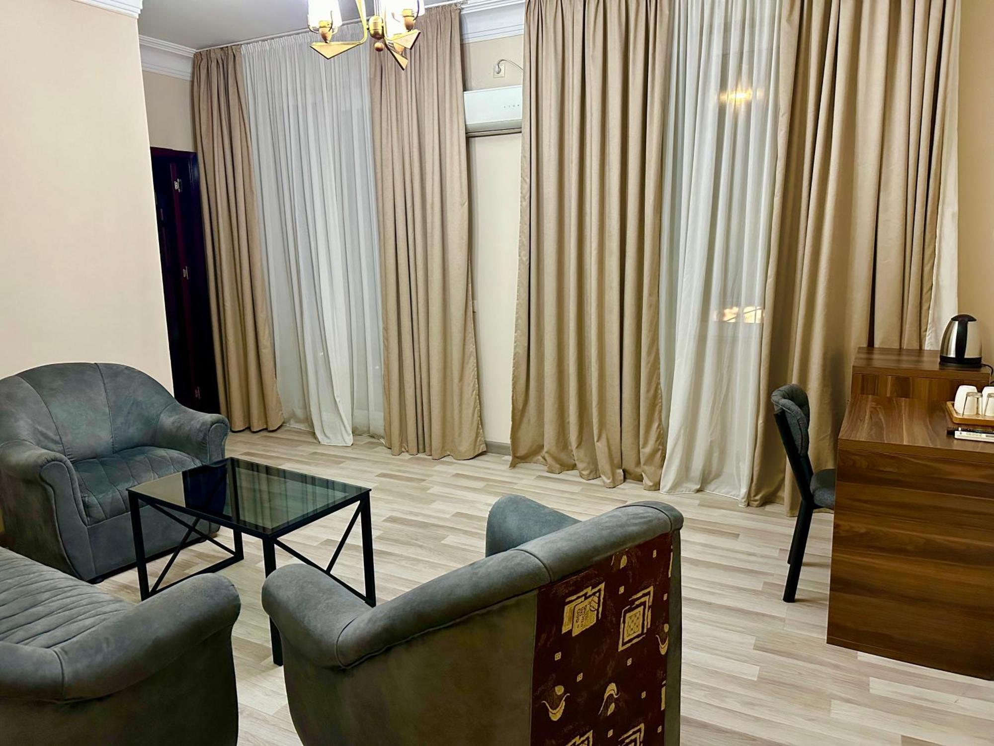 Hotel Tsereteli Batoemi Buitenkant foto